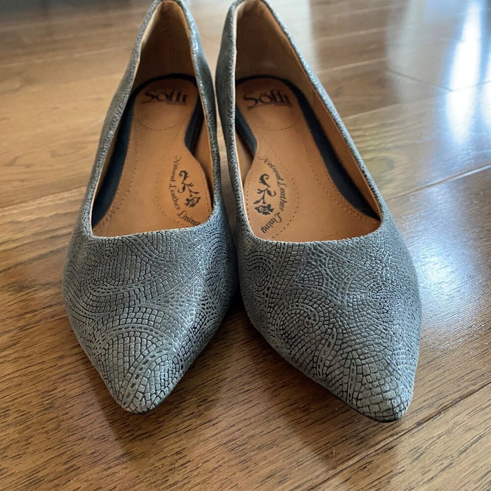 Escarpin petit talon en suède texturé bleu-gris